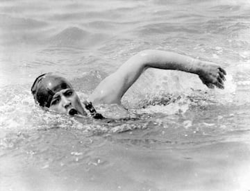 La especialista estadounidense en natación logró tres medallas olímpicas en París 1924. A los 19 años, se convirtió en la primera mujer en cruzar el Canal de La Mancha, que separa Francia de Inglaterra, y lo consiguió con tiempo récord: 14 horas y 31 minutos, lo que nadie había conseguido hasta entonces.