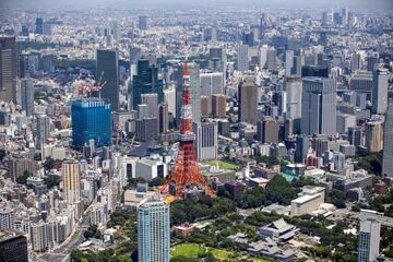 Con 332.9 m de altura, es la segunda estructura más alta de Japón. Es una torre de celosía inspirada en la Torre Eiffel que está pintada de color blanco y naranja internacional para cumplir las regulaciones de seguridad aérea.