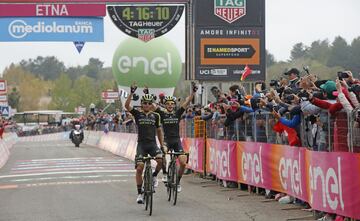 Esteban Chaves  y Simon Yate ciclistas del Mitchelton llegando a la meta de la 6ª etapa del Giro