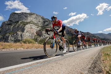 El pelotón durante la tercera etapa de La Vuelta disputada entre Suria y Arinsal.