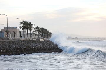 Fuerte viento que causa un gran oleaje en Palma. 