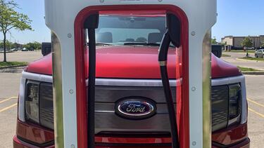Los autos eléctricos Ford podrán cargarse en los supercargadores Tesla