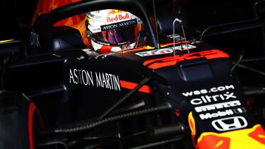 Max Verstappen con el Red Bull RB16.