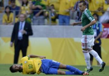 Neymar se queja en el suelo de una entrada ante Jorge Torres.