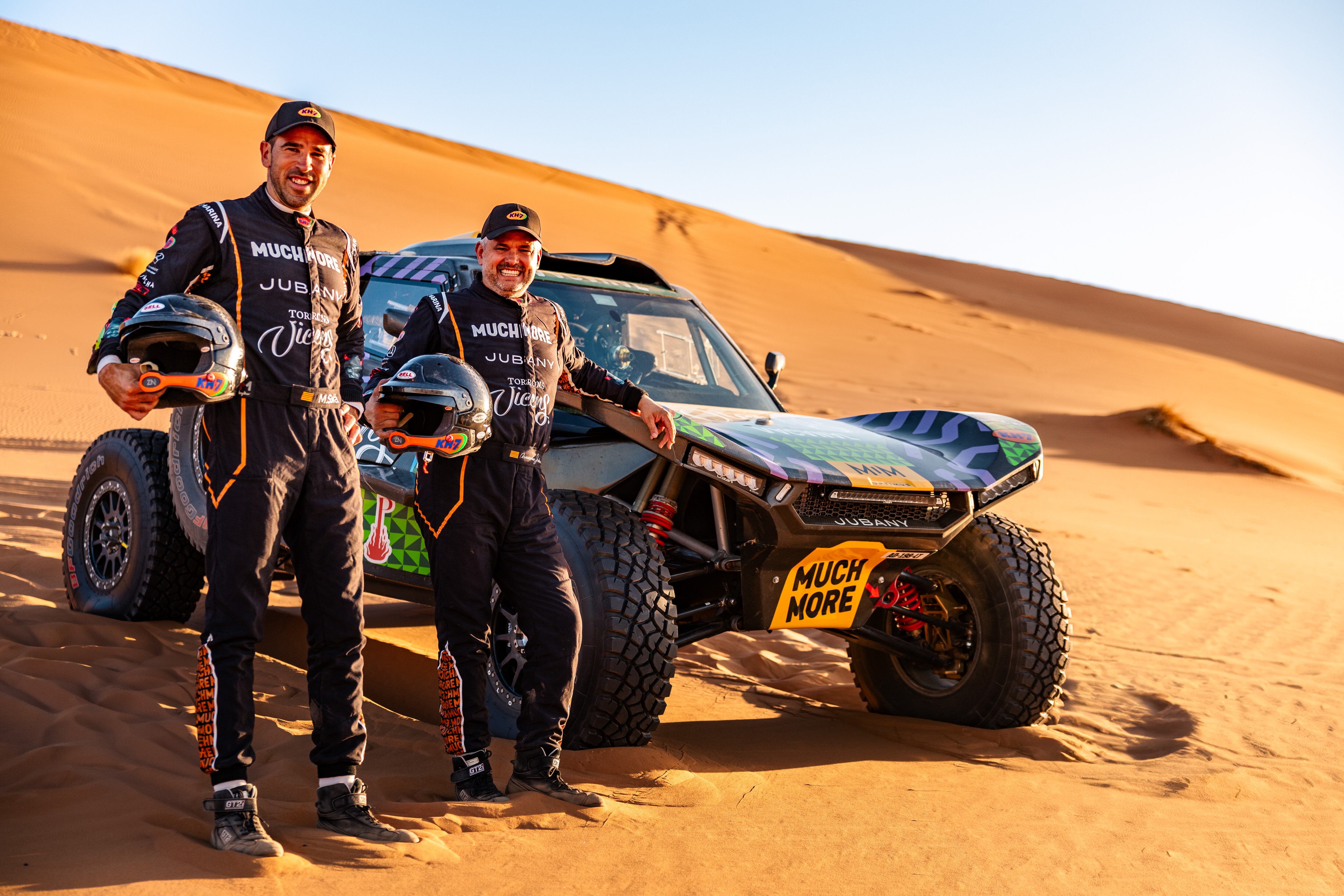 Nandu Jubany y Marc Sola con el Optimus junto al que participarán en el Dakar.