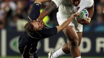 <b>INSUFICIENTE. </b>Paterson trata de placar a Tuilagi, uno de los mejores jugadores de Inglaterra ayer.