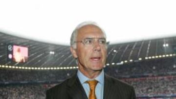 <b>CON RAÚL. </b>Franz Beckenbauer, en el estadio del Bayern. El 'kaiser' elogió al 'siete' del Schalke.