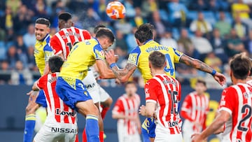 Sobrino y Bojan Kovacevic intentando rematar un esférico en el encuentro que enfrentaba al Cádiz y al Sporting en el Nuevo Mirandilla.