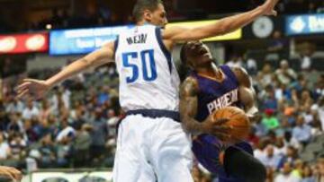 Salah Mejri trata de frenar la penetración de Eric Bledsoe.