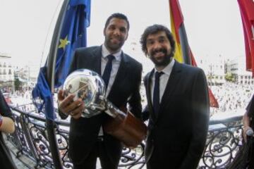 Visita a la sede de la Comunidad. Felipe Reyes y Sergio Llull.