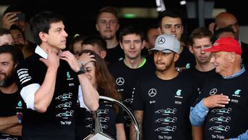 Lauda con Wolff y Hamilton en las celebraciones por el título de constructorres de Mercedes.