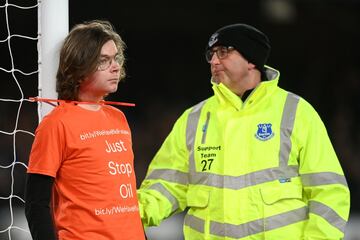 Ocurrió en el minuto 50 del Everton-Newcaslte. Un espectador, con una camiseta en la que se leía 'Just stop oil' se ha atado con una brida al poste. El partido estuvo parado durante siete minutos hasta que la seguridad del estadio del Everton consiguió romper la brida.