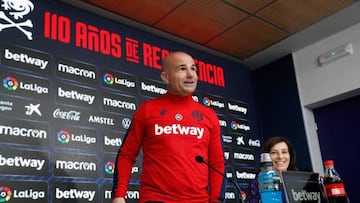 Paco López en la sala de prensa del Ciutat de València en la previa frente al Eibar.