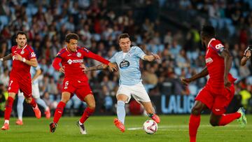 Iago Aspas golpea el balón en presencia de Luis Milla.