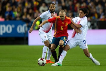 Celso Borges, Yeltsin Tejeda e Iniesta.