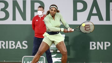 Serena Williams ejecuta un rev&eacute;s en Roland Garros.