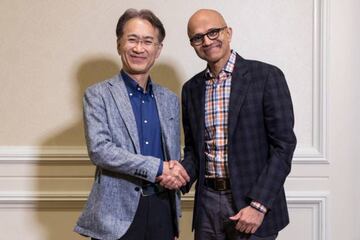 Kenichiro Yoshida, Presidente y CEO de Sony Corporation (izquierda), junto a Satya Nadella, CEO de Microsoft