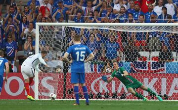 Inglaterra no pudo pasar de los octavos de final en la Eurocopa de 2016 al caer ante Islandia por 1-2. El único gol inglés del encuentro lo marcó Rooney de penalti.