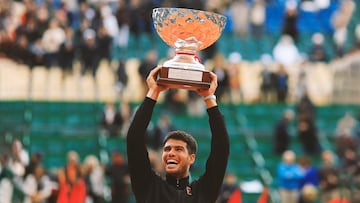 Carlos Alcaraz posa con el trofeo que le otorga campeón del Masters de Montecarlo 2025 tras vencer en la final al tenista italiano Musetti.