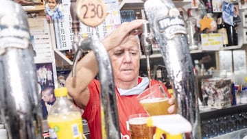 Joaquín sirve cerveza en la barra del bar Aquelarre. FOTO: