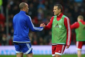 Mikael Silvestre y Phil Neville.