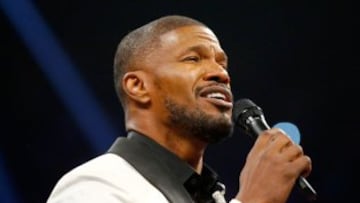 El actor Jamie Foxx canto el himno de los EE UU antes del combate.