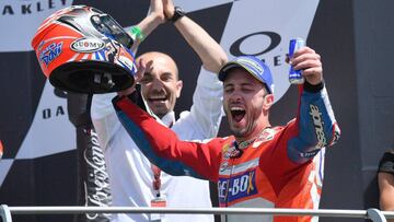 Scarperia (Italy), 04/06/2017.- Winner Italian rider Andrea Dovizioso of Ducati team celebrates on the podium of the Italian MotoGP at the Mugello circuit in Scarperia, central Italy, 04 June 2017. (Ciclismo, Motociclismo, Italia) EFE/EPA/LUCA ZENNARO