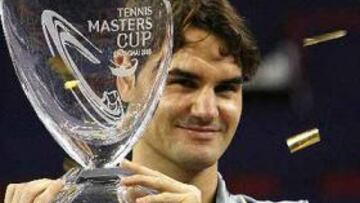 <b>EL NÚMERO UNO. </b>El suizo Roger Federer con el trofeo de vencedor en la Copa Masters de Shanghai.
