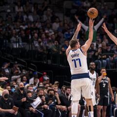 Spurs coach impressed by Luka, runs out to congratulate him
