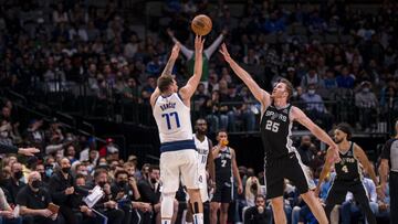 Spurs coach impressed by Luka, runs out to congratulate him