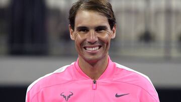 Rafa Nadal celebra su triunfo en el partido de exhibición ante David Ferrer en la inauguración de la Rafa Nadal Academy de Kuwait.