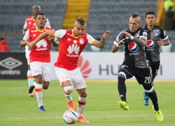 Santa Fe y Millonarios se enfrentaron en el estadio El Campín por la décima fecha de la Liga Águila II-2017, jornada de clásicos regionales en el fútbol colombiano.