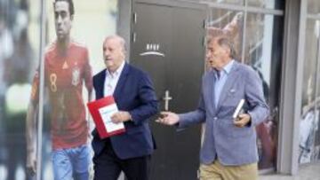 Del Bosque y el seleccionador ayudante, Toni Grande, pasan junto a una gran foto del guardián del tiqui-taca: Xavi. Ahora ese papel es de Iniesta, que vuelve a la convocatoria tras su baja ante Francia y Macedonia.