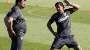 Simeone y Burgos durante el primer entrenamiento de la jornada.