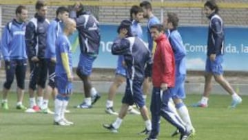 Manolo Jim&eacute;nez dirige un entrenamiento.