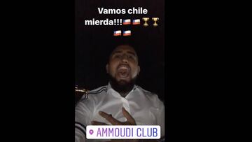 Hasta en sus vacaciones: así cantó el himno Vidal en Grecia