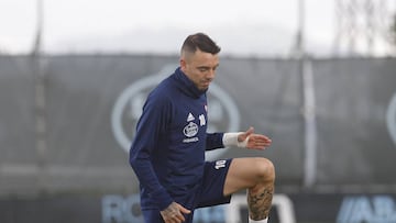 Iago Aspas levanta la pierna izquierda durante un ejercicio con obst&aacute;culos en los campos de entrenamiento del Celta.