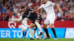 SEVILLE, SPAIN - NOVEMBER 09: Rafa Mir of Sevilla FC competes for the ball with Mikel Merino of Real Sociedad during the LaLiga Santander match between Sevilla FC and Real Sociedad at Estadio Ramon Sanchez Pizjuan on November 09, 2022 in Seville, Spain. (Photo by Fran Santiago/Getty Images)