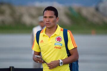 Carlos Bacca, rumbo al avión que los lleva a Milán.