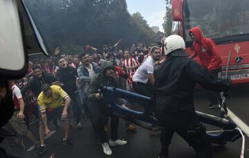 Los seguidores del Sporting de Gijón protagonizaron graves incidentes, con la policía, a la llegada del autobús del Sporting, en las inmediaciones del Molinón.