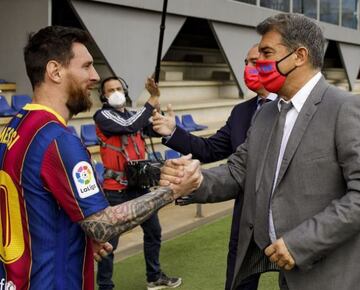 Messi saluda a Joan Laporta.