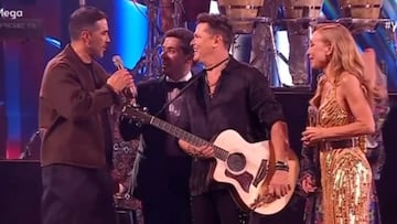 Claudio Bravo sube al escenario de Viña y le regala esto a Carlos Vives: ojo a la reacción de Marcelo Díaz