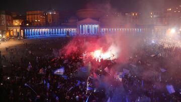 Fans of SSC Napoli celebrate on Piazza del Plebiscito on May 4, 2023 in downtown Naples after Napoli won the Italian champions "Scudetto" title following a decisive match in Udine. - Napoli ended a 33-year wait to win Italy's Serie A on May 4 after a 1-1 draw at Udinese secured their third league title and emulated the great teams led by Diego Maradona. (Photo by Carlo Hermann / AFP)