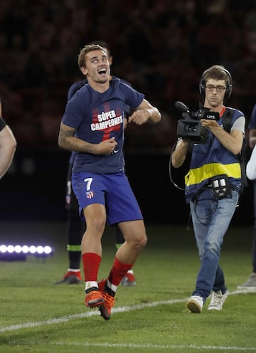 El Atlético celebró la Supercopa de Europa con su afición