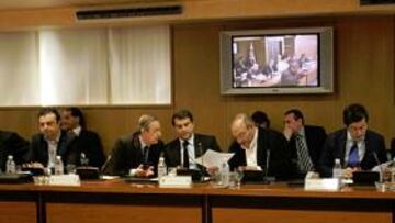 <b>REUNIÓN CLAVE. </b>De izquierda a derecha: Lendoiro, Vega Arango, José Ángel Sánchez, Florentino Pérez, Laporta, Joan Oliver y Macua.