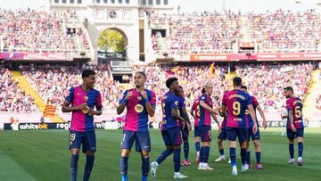 BARCELONA , 31/08/2024.- Los jugadores del Barcelona celebran uno de sus goles ante el Valladolid durante el partido de LaLiga que se disputa este sábado en el estadio Olímpico Lluis Companys de Barcelona. EFE/ Alejandro Garcia