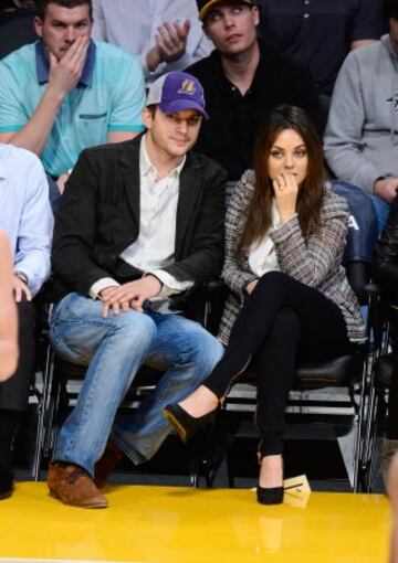 La actriz Mila Kunis, embarazada de Ashton Kutcher, vio junto al actor el Lakers-Magic, el día después de acudir al Clippers-Pistons también en el Staples de LA. Ojo al aficionado que está detrás.