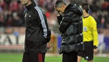 El entrenador del Granada, Lucas Alcaraz (c), durante el partido de Liga en Primera División ante el Celta de Vigo disputado esta noche en el Estadio Nuevo Los Cármenes, en Granada.