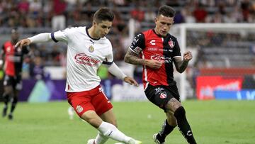 "Conejito" Brizuela y "Huevo" Lozano durante el partido de ida entre Atlas y Chivas. Los locales se llevaron la ventaja 1-0.