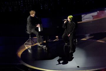 Finneas O'Connell y Billie Eilish en el Dolby Teathre de Los Ángeles.